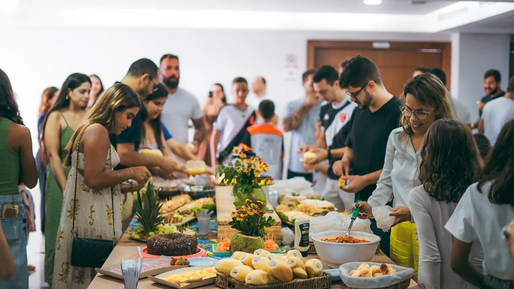 Mesa de café e momentos de comunhão fraterna na CBM