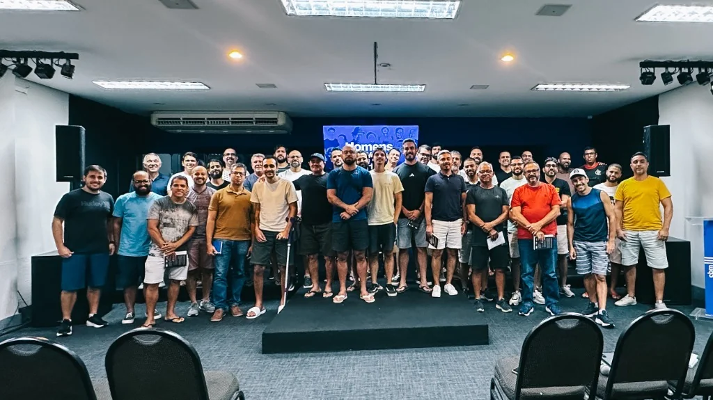 Homens da Comunidade Batista de Macaé reunidos no salão de culto