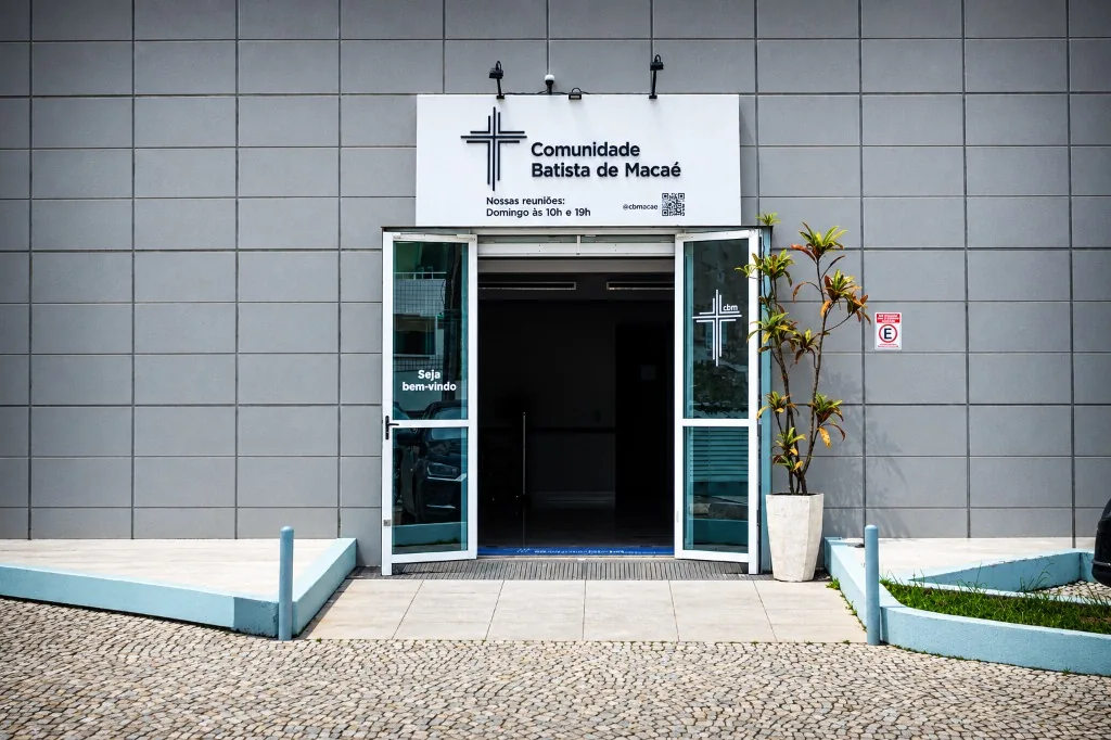 Fachada e placa da Comunidade Batista de Macaé na Rua Itaipu 251, Praia do Pecado